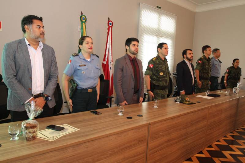 Trinta e seis policiais militares atuarão a partir do primeiro semestre de 2019, na prevenção primária ambiental dirigida a alunos do 5º e 6º anos do ensino fundamental. Os novos educadores ambientais foram certificados (foto) na manhã desta quarta-feira (5), no auditório da Casa Militar da Governadoria, em Belém. Eles participaram do primeiro Curso de Formação de Educadores Ambientais da Amazônia (CFEAM).

FOTO: CRISTINO MARTINS / AG. PARÁ
DATA: 05.12.2018
BELÉM - PARÁ <div class='credito_fotos'>Foto: Cristino Martins/Ag. Pará   |   <a href='/midias/2018/originais/cf91d95d-d03b-4ed5-a4a1-ed3a978a1d20.jpg' download><i class='fa-solid fa-download'></i> Download</a></div>