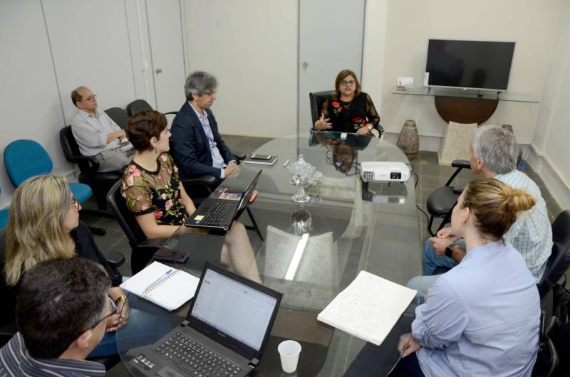 Antes da visita às obras, a Missão do BID foi recebida pela secretária Ana Claudia Serruya Hage (c). Ela, que acompanhou a implantação do Programa de Melhoria da Qualidade da Educação desde o primeiro momento, em 2013, fez uma rápida exposição dos passos que a Seduc deu para dar continuidade às mudanças da educação.

FOTO: ELISEU DIAS / ASCOM SEDUC
DATA: 30.05.2018
BELÉM - PARÁ <div class='credito_fotos'>Foto: Eliseu Dias / Ascom Seduc   |   <a href='/midias/2018/originais/cf9655df-12d9-49b6-8a0f-61f26bd19e8f.jpg' download><i class='fa-solid fa-download'></i> Download</a></div>