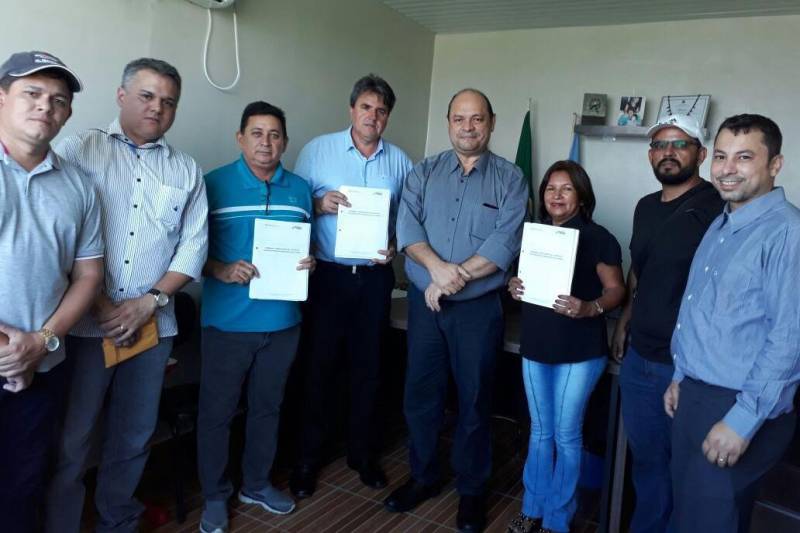 Em Aveiro, na última terça feira (06), o presidente da CPH apresentou ao prefeito Vilson Gonçalves, à vice-prefeita Conci Santiago e à Câmara de Vereadores, o projeto básico para a construção do terminal hidroviário de cargas e passageiros do município. 

FOTO: ASCOM / PREFEITURA DE AVEIRO
DATA: 09.02.2018
AVEIRO - PARÁ <div class='credito_fotos'>Foto: ASCOM / PREFEITURA DE AVEIRO   |   <a href='/midias/2018/originais/cfa1f605-3628-48d0-986a-dd70d41440ed.jpg' download><i class='fa-solid fa-download'></i> Download</a></div>