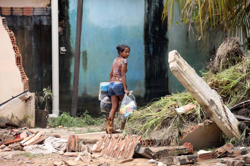 Passados dois dias da enxurrada que destruiu casas e obrigou pessoas a saírem de seus locais de moradia em Paragominas, Governo do Estado e Prefeitura continuam os trabalhos para atender as famílias afetadas, reconstruir o que ficou destruído e restabelecer a situação de normalidade no município. Desde a manhã da última quinta-feira (12), equipes da Defesa Civil intensificam as ações nos bairros atingidos.
FOTO: SIDNEY OLIVEIRA / AG. PARÁ
DATA: 14.04.2018
PARAGOMINAS - PARÁ <div class='credito_fotos'>Foto: Sidney Oliveira/Ag. Pará | <a href='/midias/2018/originais/cfa48eb0-4808-4cca-bbd6-b667f1678176.jpg' download><i class='fa-solid fa-download'></i> Download</a></div>