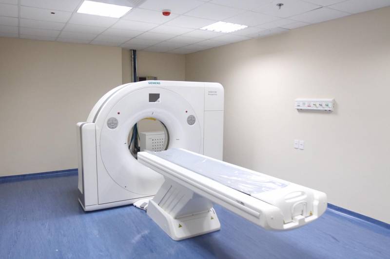 Neste domingo (30), às 11 horas, o governador Simão Jatene realiza uma visita às instalações do novo “Abelardo Santos” (foto), em Icoaraci. O prédio possui 10 andares e tem capacidade de atendimento para ser o maior hospital público da Região Metropolitana de Belém, beneficiando cerca de 1,2 milhão de pessoas. O hospital terá diversas especialidades, como clínica pediátrica, cirúrgica, médica e de traumatologia, terapia renal, unidade de transplante, maternidade, unidade de tratamento intensivo (UTI) infantil e adulto, centro cirúrgico com oito salas, laboratório de análise clínicas, serviço de reabilitação e centro de diagnóstico por imagem, que fará exames mais completos de mamografia, ressonância magnética e tomografia computadorizada.

FOTO: CRISTINO MARTINS / AG. PARÁ
DATA: 29.12.2018
ICOARACI - PARÁ <div class='credito_fotos'>Foto: Cristino Martins/Ag. Pará   |   <a href='/midias/2018/originais/cfa9a801-0971-45f7-a905-2bc9a2fc9e70.jpg' download><i class='fa-solid fa-download'></i> Download</a></div>