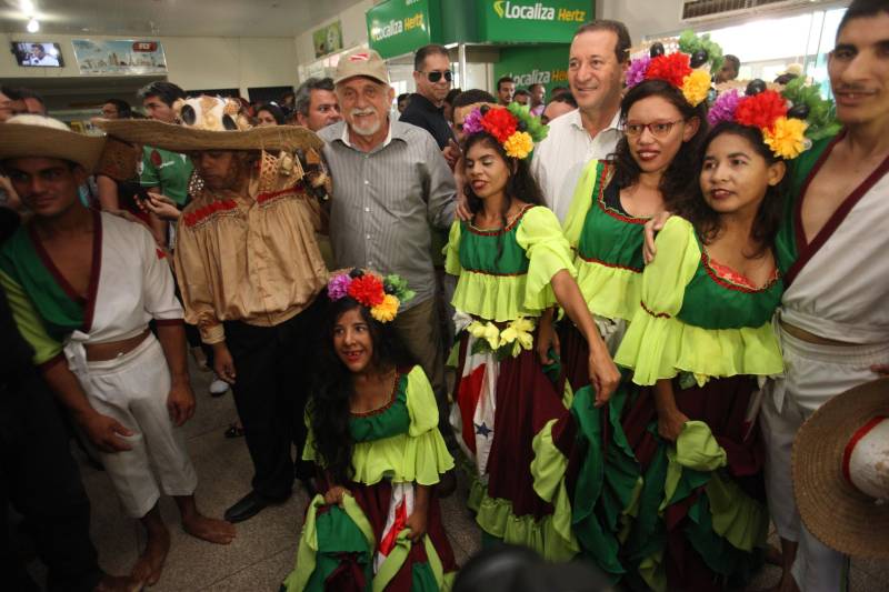 O município de Itaituba, localizado a cerca de 1,3 mil quilômetros de Belém, no sudoeste do Pará, recebeu agenda do Governo do Estado nesta terça-feira (3). O governador Simão Jatene (foto) visita uma série de obras no município, entre elas a da escola com 12 salas de aula que está sendo construída no distrito de Miritituba e do Hospital Regional Público do Tapajós. A comitiva governamental fará inspeção ainda nas obras do novo sistema de abastecimento e tratamento de água da Companhia de Saneamento do Pará (Cosanpa).
FOTO: MARCELO LELIS / AG. PARÁ
DATA: 03.07.2018
ITAITUBA - PARÁ <div class='credito_fotos'>Foto: Marcelo Lelis / Ag. Pará | <a href='/midias/2018/originais/cfaa2cfe-7c55-46e7-bf2b-17929ba320c9.jpg' download><i class='fa-solid fa-download'></i> Download</a></div>