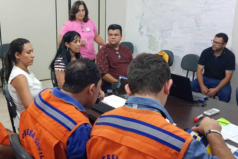 Cerca de 60 homens da Defesa Civil do Pará estão no município de Redenção, sul do estado, desde a última quarta-feira (28) Na noite de terça-feira, as fortes chuvas do período causaram o rompimento de três represas. Trezentas e cinquenta e oito famílias foram impactadas em dez bairros, 127 foram afetadas diretamente e 28 delas estão desalojadas. Um abrigo foi colocado à disposição pela prefeitura, mas as famílias desalojadas preferiram ficar em casas de parentes. Nenhuma vítima fatal ou acidentada foi registrada.

FOTO: DIVULGAÇÃO
DATA: 29.11.2018
REDENÇÃO-PARÁ <div class='credito_fotos'>Foto: Divulgação   |   <a href='/midias/2018/originais/cfadae8b-f18d-4766-a911-737966c9baf0.jpg' download><i class='fa-solid fa-download'></i> Download</a></div>