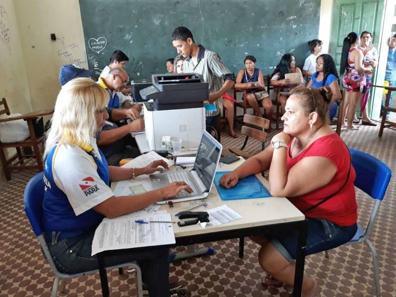 A Caravana Pro Paz Cidadania continua a percorrer os municípios do Pará. Nesta sexta-feira (6), a caravana encerrou suas ações na cidade de Quatipuru, no nordeste do estado. Ao longo de três dias, foram 2.600 atendimentos, como emissão de documentos básicos e aconselhamento jurídico. “A ação nesses três dias foi surpreendente, além de atendermos Quatipuru, recebemos quatro ônibus com moradores da vila de Boa Vista e conseguimos atender a todos. A grande procura foi pela certidão de nascimento, porque ainda existem os sub-registros. Mas tivemos também grande procura de ID jovem por essa população”, detalhou o coordenador do Pro Paz Cidadania, Roberto Oliveira.
FOTO: ASCOM / PRO PAZ
DATA: 06.04.2018
QUATIPURU - PARÁ <div class='credito_fotos'>Foto: ASCOM PRO PAZ | <a href='/midias/2018/originais/cfb53090-ce31-481b-8668-ae018921b8b5.jpg' download><i class='fa-solid fa-download'></i> Download</a></div>