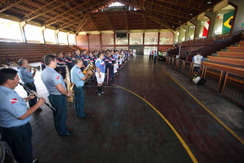 Mais de 300 policiais militares, de diversas localidades do Pará, participam neste sábado (3) e no domingo (4) da II Copa de Futsal da Casa Militar da Governadoria, em comemoração aos 101 anos de criação do órgão. Quarenta equipes participam do torneio, sendo 32 masculinas, quatro femininas, duas sub-16 e duas sub-13, as duas últimas formadas por alunos da escolinha de futsal da PM, que ensina a filhos de militares técnicas e regras da prática esportiva.
FOTO: RODOLFO OLIVEIRA / AG. PARÁ
DATA: 03.03.2018
BELÉM - PARÁ <div class='credito_fotos'>Foto: Rodolfo Oliveira/Ag. Pará | <a href='/midias/2018/originais/cfb6f1ce-2dae-45a4-9fa2-9d8a43c1b854.jpg' download><i class='fa-solid fa-download'></i> Download</a></div>