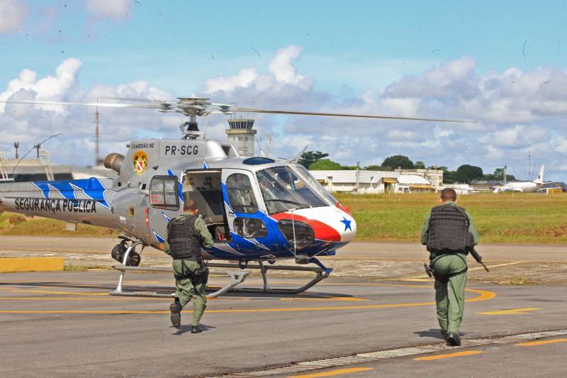 “Devo a vida do meu filho à atuação do Graesp (Grupamento Aéreo de Segurança Pública, na foto). Se não fosse pelo empenho deles no resgate, o João não teria resistido”. O depoimento emocionado é do sargento da Polícia Militar do Pará, Marcelo Serrano. Em abril do ano passado, o filho dele, João Marcel, então com 3 anos, perfurou o pulmão depois de cair de uma ponte. O acidente foi no município de São Sebastião da Boa Vista, no Marajó. Na ocasião, o Graesp foi acionado e iniciou o resgate da criança em direção a Belém. Em uma corrida contra o tempo, 40 minutos depois o menino começava a ser atendido em um hospital na capital. Se o transporte tivesse sido de barco, como normalmente ocorre na região, levaria oito horas e, pela gravidade da situação, o pequeno Marcel não teria resistido.

FOTO: RODOLFO OLIVEIRA / AG. PARÁ
DATA: 21.05.2018
BELÉM - PARÁ <div class='credito_fotos'>Foto: Rodolfo Oliveira/Ag. Pará   |   <a href='/midias/2018/originais/cfc072a2-9ef3-4e10-b778-4789c75d3f12.jpg' download><i class='fa-solid fa-download'></i> Download</a></div>