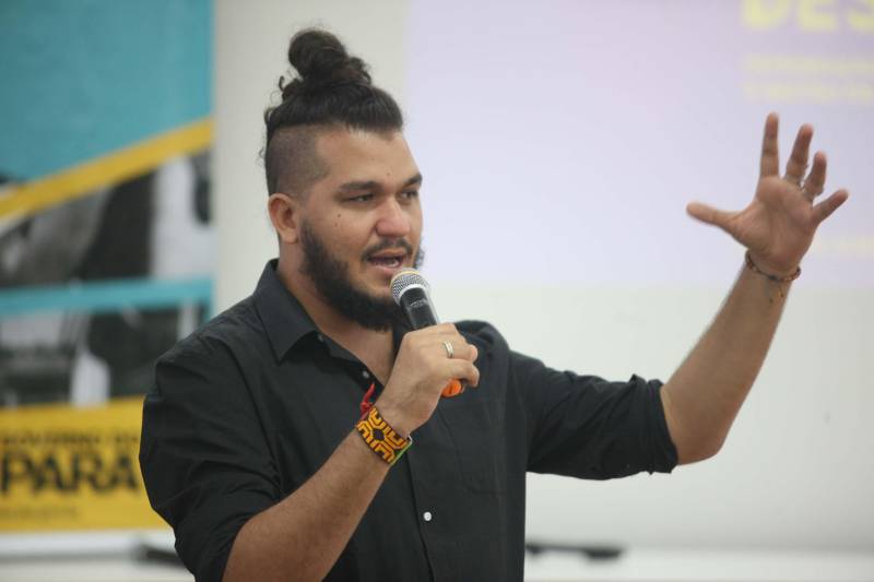 A terceira edição do Publicom – Encontro de Comunicação do Pará deste ano, realizada no município de Breves, no arquipelágo do Marajó, superou as expectativas de público. Com a presença de estudantes de ensino médio, comunicadores, representantes de órgãos públicos e instituições do Marajó, foram registradas cerca de 350 inscrições, com destaque para participação de moradores de Portel, Curralinho e Anajás. Durante a programação do evento realizado pelo Governo do Estado, por meio da Secretaria de Estado de Comunicação (Secom), nos dias 17 e 18, houve trocas de experiências e debates sobre cerimonial, design, mídia e feminicídio, direitos de crianças e adolescentes, credibilidade da informação. Os livros arrecadados no credenciamento – um total de 170 exemplares - serão doados ao Hospital Público Regional do Marajó. Na foto, oficina i “Design para quem não é designer” com o publicitário Filipe Almeida.
FOTO: MARCELO LELIS / AG. PARÁ
DATA: 18.05.2018
BELÉM - PARÁ <div class='credito_fotos'>Foto: Marcelo Lelis / Ag. Pará | <a href='/midias/2018/originais/cfc169e2-df93-4ce2-975a-1c2c973c534a.jpg' download><i class='fa-solid fa-download'></i> Download</a></div>