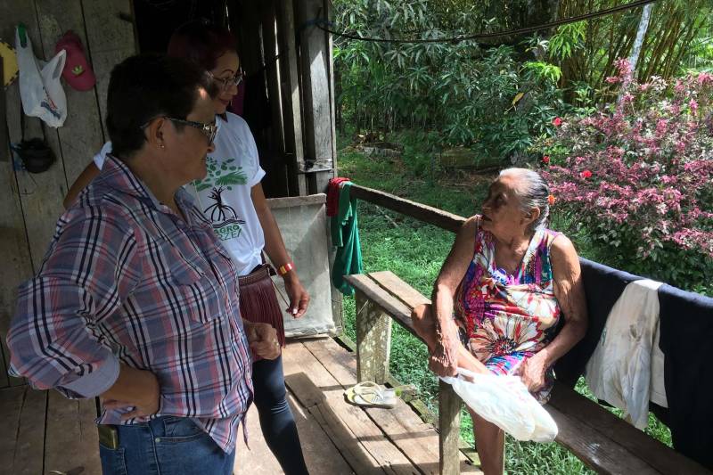 A pequena Comunidade de Ponta Negra é um daqueles lugares que parece saído diretamente de algum livro do escritor colombiano Gabriel García Márquez. Localizada às margens do Rio Guamá, com uma vista privilegiada da Alça Viária, a comunidade é composta por oito casas e aproximadamente 30 pessoas, todas elas ligadas por algum grau de parentesco, sanguíneo ou afetivo, com a dona Higina Pereira (d), de 82 anos, matriarca, líder e fundadora da comunidade. A Ponta Negra, parte do Refúgio de Vida Silvestre (Revis) Metrópole da Amazônia, é uma das comunidades atendidas pelo projeto AgroVárzea, realizado pela Gerência da Região Administrativa de Belém (GRB) do Instituto de Desenvolvimento Florestal e da Biodiversidade (Ideflor-bio). Na última quarta-feira, 28, a comunidade recebeu uma comitiva de servidores da GRB. A visita teve o objetivo de apresentar a nova equipe técnica do projeto e também ouvir, da comunidade, as demandas e anseios para a realização do AgroVárzea em 2018.
FOTO: ASCOM / IDEFLOR
DATA: 29.03.2018
ALÇA VIÁRIA - PARÁ <div class='credito_fotos'>Foto: Ascom Ideflor | <a href='/midias/2018/originais/cfd58ceb-8f8d-4a10-8f98-8bee1b5b9958.jpg' download><i class='fa-solid fa-download'></i> Download</a></div>