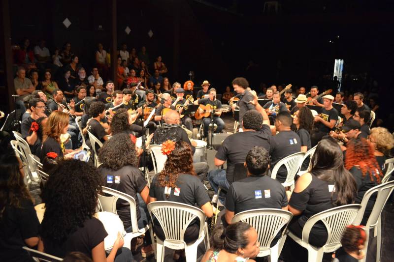 Um repertório inteiro baseado na obra de Jacob do Bandolim, muitos sorrisos e uma plateia extremamente participativa e atenta. Assim foi a noite da última sexta-feira, 4, no Teatro Experimental Waldemar Henrique, na Praça da República, em Belém. O espetáculo (foto) promovido por mais de 45 músicos foi o encerramento do primeiro módulo do projeto, uma iniciativa da Fundação Cultural do Pará que desde 2006 reúne músicos em vários estágios de aprendizado e de várias idades - dos 13 aos 60 - e difunde o choro como um dos principais estilos musicais paraenses.
FOTO: ASCOM / FCP
DATA: 05.05.2018
BELÉM - PARÁ <div class='credito_fotos'>Foto: ASCOM FCP | <a href='/midias/2018/originais/cfddd8b4-f084-4a59-ad30-003ed138fd47.jpg' download><i class='fa-solid fa-download'></i> Download</a></div>