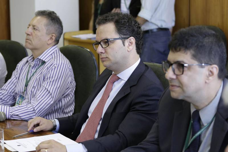 O estado do Pará tem agora um representante no CocoaAction Brasil, uma iniciativa para estimular a produção e aumentar a exportação de cacau. O titular da Secretaria de Desenvolvimento Agropecuária e da Pesca do Pará (Sedap), João Carlos Ramos, participou nesta terça-feira, 5, no Ministério da Agricultura, em Brasília, da reunião que definiu os representantes brasileiros na iniciativa. Fernando Reis, engenheiro agrônomo da Sedap, acompanhou o secretário. Na foto, o presidente da Câmara Setorial Nacional do Cacau do Ministério da Agricultura, Guilherme Moura (c).

FOTO: DIVULGAÇÃO
DATA: 05.06.2018
BRASÍLIA - DF <div class='credito_fotos'>Foto: Divulgação   |   <a href='/midias/2018/originais/cfe41ed3-bd34-45ad-a761-d67b066f2d23.jpg' download><i class='fa-solid fa-download'></i> Download</a></div>