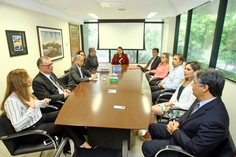 Uma comissão do Governo do Pará foi recebida, nesta segunda-feira (9), no Tribunal de Contas do Pará (TCE) pela presidente do órgão, Lourdes Lima (de vermelho) e por um grupo de conselheiros para fazer a entrega do Balanço Geral do Estado (BGE), documento com os resultados alcançados durante o exercício de 2017 pelo Estado. Ao TCE ficará a missão de analisar e emitir um parecer sobre os dados do relatório, que em seguida, será apreciado e passará por aprovação da Assembleia Legislativa do Pará (Alepa). O Balanço retrata a execução orçamentária, financeira e patrimonial do Estado, englobando 87 órgãos e entidades da Administração Direta, Autarquias, Fundações, Fundos e Empresas Estatais que compõem os orçamentos: Fiscal, da Seguridade Social e de Investimentos. No montante, o Estado obteve um resultado orçamentário positivo no valor de R$ 590 milhões, resultado da realização de receita no montante de R$ 23,123 bilhões e da execução da despesa, no total de R$ 22,533 bilhões.
FOTO: THIAGO GOMES / AG. PARÁ
DATA: 09.04.2018
BELÉM - PARÁ <div class='credito_fotos'>Foto: Thiago Gomes /Ag. Pará | <a href='/midias/2018/originais/cfe54c0e-c6e5-4ffe-aa3f-29406fb64228.jpg' download><i class='fa-solid fa-download'></i> Download</a></div>