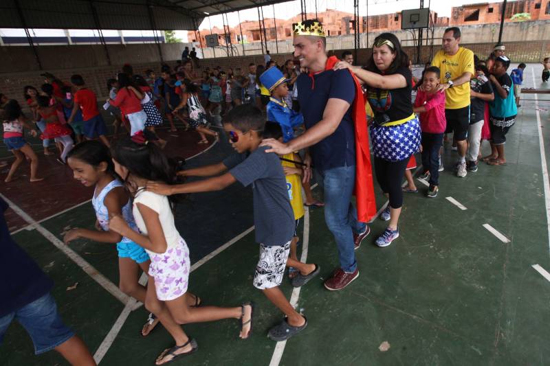 A programação do Carnapaz, projeto que ofereceu conhecimento sobre a cultura do Carnaval e orientações sobre segurança para crianças, adolescente e seus responsáveis, foi encerrada nesta sexta-feira (09) nas comunidades dos Polos Pro Paz nos Bairros (PPB) e Unidades Integradas Pro Paz (UIPPs) da Região Metropolitana de Belém. O Carnapaz contou com a participação do Grupo Caminhos, da Fundação Pro Paz, que se apresentou no Polo UFPA (Universidade Federal do Pará), e a exposição de cartazes produzidos pelos alunos. Ainda na UFPA os alunos fizeram a festa na quadra com o “bloquinho da paz”.

FOTO: CARLOS SODRÉ / AG PARÁ
DATA: 10.02.2018
BELÉM - PARÁ <div class='credito_fotos'>Foto: Carlos Sodré /Ag. Pa   |   <a href='/midias/2018/originais/cfe9aa05-c7d5-4bc7-a103-914392058af0.jpg' download><i class='fa-solid fa-download'></i> Download</a></div>