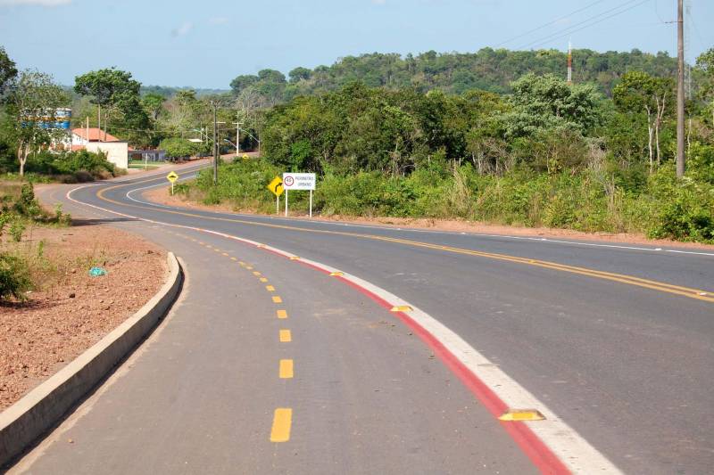 O acesso a um dos principais cartões postais do Pará e do Brasil, a vila balneária de Alter do Chão, localizada a aproximadamente 30 km de Santarém, na região Oeste do Pará, está de cara nova. O Governo do Estado, por meio da Secretaria Estadual de Transportes (Setran), investiu mais de R$ 16 milhões para tornar a PA-457 (Rodovia Everaldo Martins, na foto) mais segura e mais moderna. Agora, quem acessar o ponto turístico ou se deslocar para uma das 18 comunidades que ficam na região do Eixo Forte, encontrarão melhores condições de tráfego. A modernização iniciou pela Rodovia Fernando Guilhon (PA-453), que foi duplicada em 1,2 km, na saída do Rio Tapajós Shopping, com implantação de sinalização vertical e horizontal, além da construção de duas novas rotatórias: uma em frente ao Residencial Salvação, e outra, no entroncamento das duas PA's, ao direcionar o condutor, tendo como ponto de referência a Escola Tecnológica de Santarém.
FOTO: WILLIAM SANTOS / ASCOM CRGBA
DATA: 09.11.2018
SANTARÉM - PARÁ <div class='credito_fotos'>Foto: WILLIAM SANTOS / ASCOM CRGBA | <a href='/midias/2018/originais/cfea2e77-17bc-4361-9098-f64b0ad6a821.jpg' download><i class='fa-solid fa-download'></i> Download</a></div>
