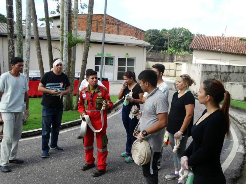Segurança e prevenção. Essas são palavras que vão ficar na cabeça dos colaboradores do Hospital Público Estadual Galileu (HPEG), localizado em Belém (PA), que fazem parte da brigada de incêndio da unidade. O treinamento (foto), com carga horária de 20h, foi iniciado no dia 24 e encerrou nesta sexta-feira (27) com o técnico em Segurança do Trabalho e bombeiro civil, Jean Farias, e a técnica de enfermagem e bombeira civil, Alessandra Rodrigues. “Neste curso, o diferencial foi ensinarmos sobre primeiros socorros e plano de abandono da unidade, também estamos treinando a brigada para combater princípios de incêndio para que, caso ocorra um sinistro, o fogo não se alastre”, explicou a bombeira civil, Alessandra Rodrigues.
FOTO: ASCOM / HPEG
DATA: 27.04.2018
BELÉM - PARÁ <div class='credito_fotos'>Foto: ASCOM / HPEG | <a href='/midias/2018/originais/cfeff32c-61fb-4b79-8a7a-f7319125172e.jpg' download><i class='fa-solid fa-download'></i> Download</a></div>