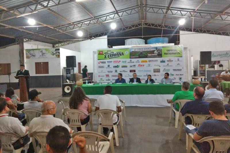 Outro curso oferecido pela Emater, no mês de abril, desta vez no município de Santana do Araguaia (foto), no sul do Pará, foi o de permacultura - sistema de princípios agrícola e social de design centrado em simular ou utilizar diretamente os padrões e características observados em ecossistemas naturais. Encerrado no dia 20, o curso contou com a presença do vice-governador, Zequinha Marinho, e foi oferecido no contexto do Projeto de Educação, Gestão e Difusão da Permacultura no Estado, promovido em parceria entre a Emater, a Escola de Governança Pública do Estado do Pará (EGPA), e outros apoiadores como Ideflor-Bio, Sebrae, e Sindicato Rural local. O projeto, idealizado pelo próprio vice-governador, é coordenado pela Diretoria de Desenvolvimento de Programa Estratégico em Governança Pública (DDPG), junto com o Centro de Desenvolvimento de Competências e Habilidades Profissionais em Governança Pública (CDHP), como mais um elemento de alinhamento do setor agrícola, com capacitações gratuitas em permacultura, essencial para a agricultura familiar.
FOTO: ASCOM / EMATER
DATA: 23.04.2018
SANTANA DO ARAGUAIA - PARÁ <div class='credito_fotos'>Foto: ASCOM EMATER | <a href='/midias/2018/originais/cff473d2-e5e6-43c4-bf8d-2e08065fe3a9.jpg' download><i class='fa-solid fa-download'></i> Download</a></div>