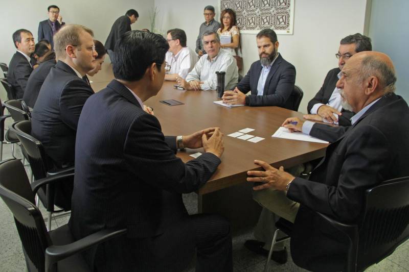 O presidente da China Brazil New Energy Environment International Investment (CBSteel), Zhang Shengsheng (e), declarou ao governador do Pará, Simão Jatene (d), e ao secretário estadual de Desenvolvimento Econômico, Adnan Demachki, em reunião no Palácio do Governo, neste sábado, 24, que tem interesse em investir no Pará nas áreas de mineração, agronegócio e turismo. Shengsheng, liderou uma comitiva do Grupo CBSteel, que foi ao Palácio do Governo, em Belém, conversar com Jatene. O governador Simão Jatene disse que o Estado está disposto a negociar com a empresa, desde que a parceria resulte em vantagens socioeconômicas para a população paraense, sem deixar de ser lucrativa aos chineses. ''Queremos que nossos recursos ajudem a desenvolver o Brasil e até outros países, mas é vital que eles contribuam para melhorar a qualidade de vida do povo paraense; esse é o cerne de nossa política de desenvolvimento econômico'', informou o governador Jatene.
FOTO: RODOLFO OLIVEIRA / AG. PARÁ
DATA: 24.05.2018
BELÉM - PARÁ <div class='credito_fotos'>Foto: Rodolfo Oliveira/Ag. Pará | <a href='/midias/2018/originais/d0044d9b-c1be-44b9-9ec1-30038d41df15.jpg' download><i class='fa-solid fa-download'></i> Download</a></div>