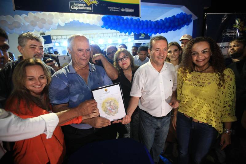 Entre os compromissos firmados está a assinatura do decreto legislativo (foto) que autoriza o Governo do Pará a efetuar a doação da área pertencente ao patrimônio fundiário do Estado para a prefeitura da Capanema. A concessão corresponde a cerca de 1.700 hectares localizados na sede do município e nos distritos de Tauari e Mirasselvas.

FOTO: MÁCIO FERREIRA / AG. PARÁ
DATA: 04.06.2018
CAPANEMA - PARÁ <div class='credito_fotos'>Foto: MÁCIO FERREIRA/ AG. PARÁ   |   <a href='/midias/2018/originais/d00ace1f-733f-4ded-acd7-c2fe10bfeae3.jpg' download><i class='fa-solid fa-download'></i> Download</a></div>
