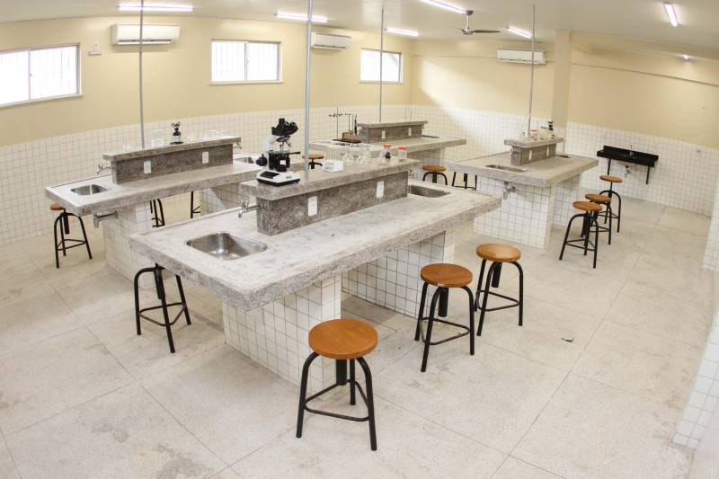 Um painel, no pátio da Escola Estadual de Ensino Médio Ruth Guimarães Ferreira, no distrito de Murinim, em Benevides, mostra 16 alunos da unidade aprovados nos últimos vestibulares. Desses, 12 irão estudar na Universidade Federal do Pará (UFPA). São os primeiros resultados de um processo que começou há nove meses, quando a escola entrou em reforma e ampliação. A nova “Ruth Guimarães Ferreira” foi entregue oficialmente nesta segunda-feira, 26, pelo governador Simão Jatene. Reformada e ampliada, a escola tem agora seis salas de aula; quatro laboratórios (multiuso, multidisciplinar, informática e de leitura); cozinha; refeitório e dispensa; quadra poliesportiva, vestiários feminino e masculino; área de convivência; sala para Atendimento Educacional Especializado (AEE) e acessos para pessoas com deficiência. Espaços de sobra para seus 892 alunos, distribuídos em três turnos do Ensino Médio. A obra custou R$ 2,446 milhões.
FOTO: CRISTINO MARTINS / AG. PARÁ
DATA: 26.03.2018
BENEVIDES - PARÁ <div class='credito_fotos'>Foto: Cristino Martins/Ag. Pará | <a href='/midias/2018/originais/d00efb23-cf02-4d8d-b8b2-6f61376c14e5.jpg' download><i class='fa-solid fa-download'></i> Download</a></div>
