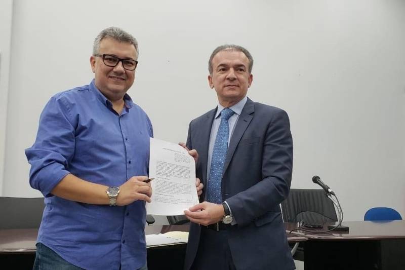 Uma sala na sede da Procuradoria-Geral do Estado (PGE) foi entregue nesta quarta-feira (26) à Associação dos Procuradores do Estado do Pará (Apepa). A cessão do espaço foi pedida ao procurador-geral do Estado, Ophir Cavalcante Jr. (d), que destacou a importância do trabalho entre a PGE e a Apepa para promover melhores condições de trabalho à classe, mas sempre respeitando os limites de atuação da Procuradoria-Geral. O Termo de Autorização de Uso foi assinado na presença do futuro procurador-geral, Ricardo Sefer; dos procuradores adjuntos Henrique Nobre Reis e Gustavo Tavares Monteiro; do atual presidente da Associação, Ari Cavalcante (e), e do presidente eleito da Apepa, Ângelo Carrascosa, além de servidores da instituição.

FOTO: ASCOM / PGE
DATA: 26.12.2018
BELÉM - PARÁ <div class='credito_fotos'>Foto: ASCOM PGE   |   <a href='/midias/2018/originais/d0154a68-8c1f-4e1f-9276-8bc9d46a76dc.jpg' download><i class='fa-solid fa-download'></i> Download</a></div>