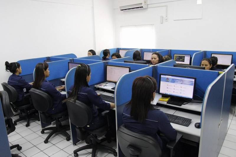 Com o objetivo de dar celeridade e tornar o atendimento ao púlico mais eficiente, além de oferecer melhores condições de trabalho aos seus servidores, o Departamento de Trânsito do Estado (Detran) vem investindo em um amplo programa de modernização do órgão. Alguns dos resultados já podem ser conferidos pelos usuários, como é o caso das facilidades de parcelamento de débitos de veículos e da inauguração de novos postos, ampliando os serviços disponibilizados na Capital e no interior do Estado. Dentre os projetos de modernização estão o Trânsito Seguro, que prevê mais segurança na aquisição da CNH (com controle de dados e biometria), controle de placas e lacres e comunicação de venda eletrônica; o Sistema Integrado de Atendimento (SIA), o qual conta com atendimento ao público via call center (foto), totens de autoatendimento, atendimento pessoal e itinerante; a implantação de novos postos do Detran nas Estações Cidadania, visando a descentralização dos serviços e a acessibilidade; a Telemetria, que irá tornar o processo de habilitação mais seguro a partir do monitoramento, coibindo fraudes; o Sistema Integrado de Fiscalização, que irá utilizar tecnologia para obter informação em tempo real, em conjunto com o Sistema de Segurança Pública; e as ações da Escola Pública de Trânsito, a qual amplia cursos de formação profissional e ações educativas para prevenção de acidentes em todo o Pará.

FOTO: ASCOM / DETRAN
DATA: 23.05.2018
BELÉM - PARÁ <div class='credito_fotos'>Foto: ASCOM DETRAN   |   <a href='/midias/2018/originais/d01f5c3d-0067-4c9a-8bf8-7009ec3fbcdc.jpg' download><i class='fa-solid fa-download'></i> Download</a></div>