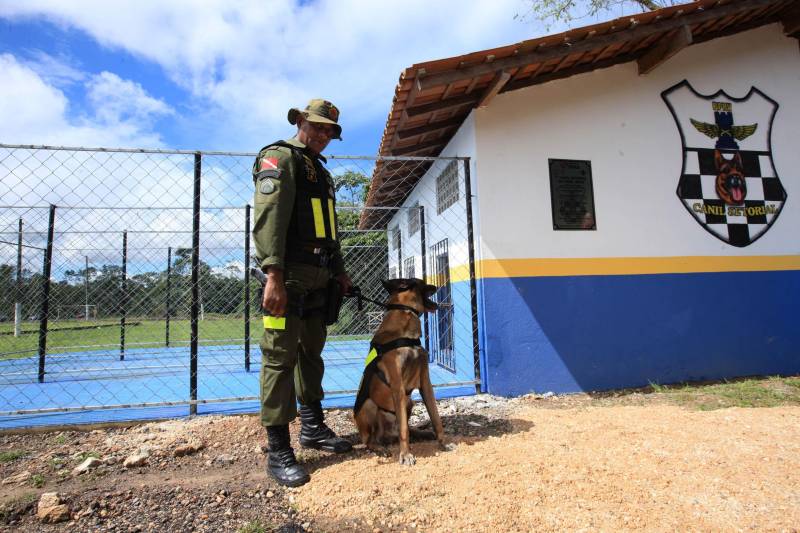 Em comemoração aos seus 43 anos, o Batalhão de Polícia Rodoviária (BPRV) inaugurou na manhã desta sexta-feira (4) o seu Canil, o primeiro setorial do Estado. O canil setorial do BPRV é um projeto operacional que visa intensificar o combate ao tráfico de drogas.
FOTO: MÁCIO FERREIRA / AG. PARÁ
DATA: 04.05.2018
MARITUBA - PARÁ <div class='credito_fotos'>Foto: MÁCIO FERREIRA/ AG. PARÁ | <a href='/midias/2018/originais/d0245024-6c7b-4012-89c1-b406a867604b.jpg' download><i class='fa-solid fa-download'></i> Download</a></div>