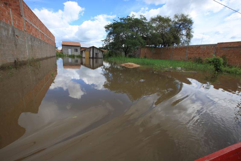 Em Marabá (foto) já são 198 famílias desabrigadas, 58 desalojadas e 194 afetadas. O município conta com cinco abrigos oficiais e dois não oficiais - estruturados pela própria comunidade. As famílias já começaram a receber o benefício eventual por meio das Secretarias Estadual e Municipal de Assistência Social.

FOTO: MÁCIO FERREIRA / AG. PARÁ
DATA: 16.02.2018
MARABÁ - PARÁ <div class='credito_fotos'>Foto: MÁCIO FERREIRA/ AG. PARÁ   |   <a href='/midias/2018/originais/d02c374f-2a13-47a1-a72f-3b01f9e4cbf3.jpg' download><i class='fa-solid fa-download'></i> Download</a></div>