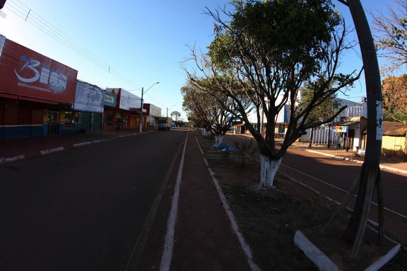 O governador Simão Jatene desembarca nesta segunda-feira (25) no município de Floresta do Araguaia (foto), para entrega de pavimentação asfáltica na rua XV de Novembro. Na sequência, fará pronunciamento na Câmara de Vereadores. A programação terá continuidade, à tarde, no Distrito de Serra Pelada, em Curionópolis, onde será inaugurada a Escola Estadual de Ensino Médio Joaquina Diamantina.
FOTO: ANTONIO SILVA / AG. PARÁ
DATA: 25.06.2018
FLORESTA DO ARAGUAIA - PARÁ <div class='credito_fotos'>Foto: Antônio Silva/Ag. Pará | <a href='/midias/2018/originais/d02cf1fe-5f5c-4dff-a9d7-66092a1b8f32.jpg' download><i class='fa-solid fa-download'></i> Download</a></div>