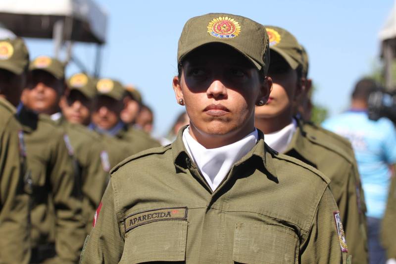 A cerimônia de formatura dos novos praças da Polícia Militar ocorreu na manhã desta segunda-feira (9), simultaneamente, em Belém e outros seis municípios paraenses: Santa Izabel, Castanhal, Barcarena, Capanema, Bragança e Tucuruí. Em Parauapebas, Marabá, Breves, Soure e Conceição do Araguaia, a formatura será celebrada na quinta-feira, dia 12. Na sexta-feira, dia 13, é a vez de Santarém, Altamira, Paragominas e Itaituba. O governador Simão Jatene presidiu a cerimônia de formatura no Portal da Amazônia, bairro da Cidade Velha, em Belém. Milhares de familiares dos formandos lotaram o espaço para entregar aos novos policiais militares seus diplomas de conclusão de curso.
FOTO: CRISTINO MARTINS / AG. PARÁ
DATA: 09.07.2018
BELÉM - PARÁ <div class='credito_fotos'>Foto: Cristino Martins/Ag. Pará | <a href='/midias/2018/originais/d031e8e9-7545-4e30-8309-714ccd9fee97.jpg' download><i class='fa-solid fa-download'></i> Download</a></div>