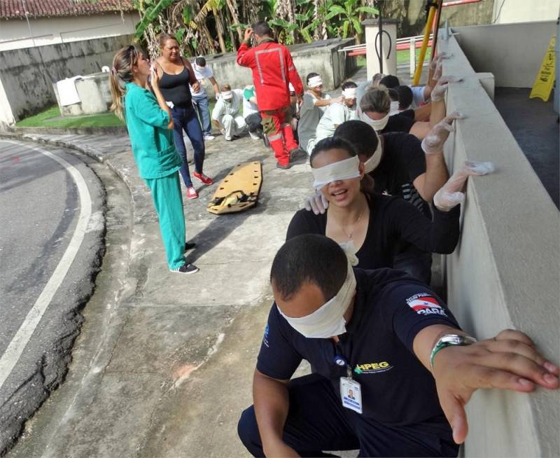 Segurança e prevenção. Essas são palavras que vão ficar na cabeça dos colaboradores do Hospital Público Estadual Galileu (HPEG), localizado em Belém (PA), que fazem parte da brigada de incêndio da unidade. O treinamento (foto), com carga horária de 20h, foi iniciado no dia 24 e encerrou nesta sexta-feira (27) com o técnico em Segurança do Trabalho e bombeiro civil, Jean Farias, e a técnica de enfermagem e bombeira civil, Alessandra Rodrigues. “Neste curso, o diferencial foi ensinarmos sobre primeiros socorros e plano de abandono da unidade, também estamos treinando a brigada para combater princípios de incêndio para que, caso ocorra um sinistro, o fogo não se alastre”, explicou a bombeira civil, Alessandra Rodrigues.
FOTO: ASCOM / HPEG
DATA: 27.04.2018
BELÉM - PARÁ <div class='credito_fotos'>Foto: ASCOM / HPEG | <a href='/midias/2018/originais/d038eb31-99b2-4bda-8929-227099a08e6f.jpg' download><i class='fa-solid fa-download'></i> Download</a></div>