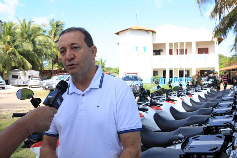 O município de Salinópolis, no nordeste do estado, recebeu nesta quinta-feira, 21, um reforço precioso para o período de férias que se aproxima. O governo do estado entregou 18 novos veículos para reforçar a segurança do município e cidades próximas. Na foto, o presidente da Assembleia Legislativa, deputado Márcio Miranda.
FOTO: RODOLFO OLIVEIRA / AG. PARÁ
DATA: 21.06.2018
SALINÓPOLIS - PARÁ <div class='credito_fotos'>Foto: Rodolfo Oliveira/Ag. Pará | <a href='/midias/2018/originais/d048d5e3-89af-426e-bc3c-5235e8daa4ae.jpg' download><i class='fa-solid fa-download'></i> Download</a></div>