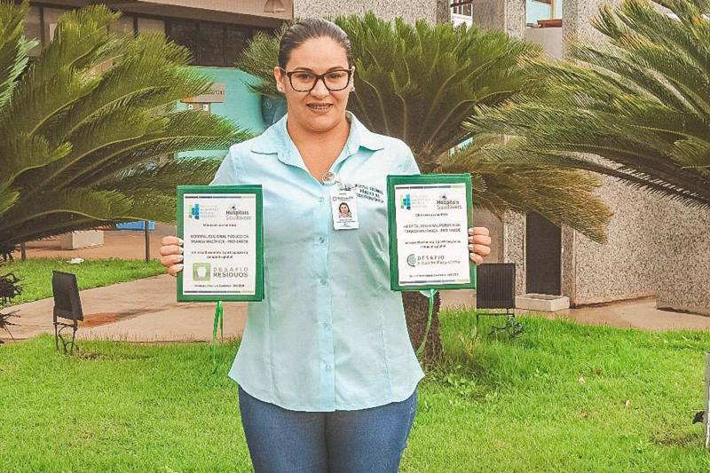 As ações de sustentabilidade desenvolvidas pelo Hospital Regional Público da Transamazônica (HRPT), em Altamira (PA), foram reconhecidas durante o 10º Seminário Hospitais Saudáveis, realizado em São Paulo (SP), neste mês de dezembro. A Unidade recebeu a certificação de Menção Honrosa por três projetos desenvolvidos com foco no reaproveitamento de resíduos sólidos e, consequentemente, preservação do meio ambiente. na foto, a supervisora de Sustentabilidade do HRPT, Geiza de Almeida.

FOTO: ASCOM HRPT
DATA: 19.12.18
ALTAMIRA - PARÁ <div class='credito_fotos'>Foto: ASCOM HRPT   |   <a href='/midias/2018/originais/d04be14e-0220-4eb0-abc0-bbe19de23179.jpg' download><i class='fa-solid fa-download'></i> Download</a></div>