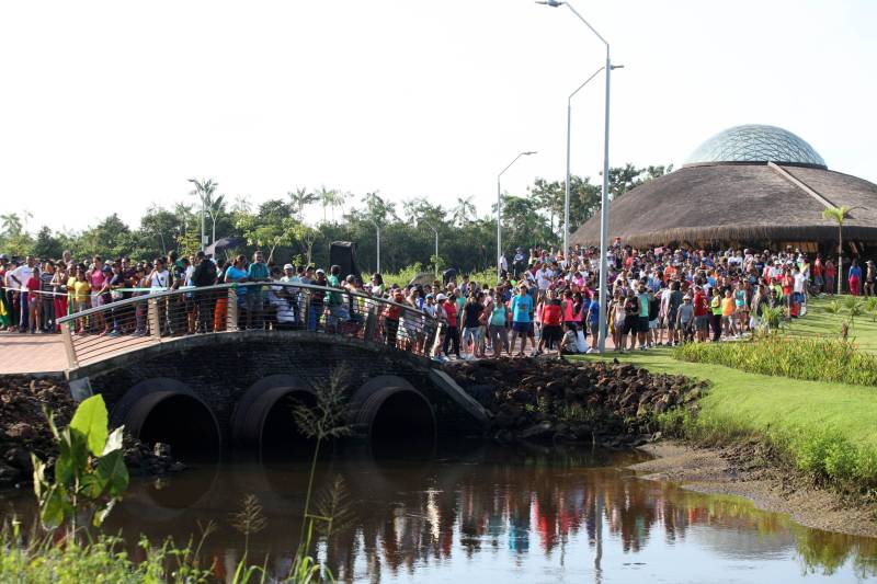 Uma reabertura feita a milhares de mãos. A fita inaugural colocada no inicio da trilha principal do Parque do Utinga foi rompida por mais de cinco mil pessoas ansiosas pelo inicio da caminhada, marcando o segundo dia da programação de reabertura do mais novo espaço paraense de lazer e interatividade com a natureza.
FOTO: SIDNEY OLIVEIRA / AG. PARÁ
DATA: 17.03.2018
BELÉM - PARÁ <div class='credito_fotos'>Foto: Sidney Oliveira/Ag. Pará | <a href='/midias/2018/originais/d05cf2ac-5488-47c1-9981-c41393cad383.jpg' download><i class='fa-solid fa-download'></i> Download</a></div>