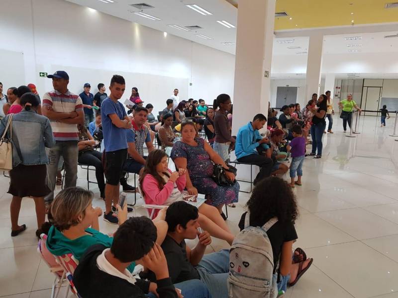 Diante da grande procura por emissão de carteira de identidade na Estação Cidadania Marabá, no sudeste paraense, a fila de espera para tirar o Registro Geral (RG) já previa atendimento até 2019. Para reduzir esse tempo de espera, a Polícia Civil do Pará começou nesta sexta-feira (23) a “Operação Polícia Cidadã”, no segundo piso do Shopping Center da sede municipal. O mutirão, que conta com 11 servidores da Secretaria de Estado de Segurança Pública e Defesa Social (Segup), prevê a emissão de 300 documentos por dia.
FOTO: KÉLIA SANTOS / ASCOM CRGSP
DATA: 23.03.2018
MARABÁ - PARÁ <div class='credito_fotos'>Foto: KÉLIA SANTOS / ASCOM CRGSP | <a href='/midias/2018/originais/d05dca83-3836-4968-b069-3fd76e74fb96.jpg' download><i class='fa-solid fa-download'></i> Download</a></div>