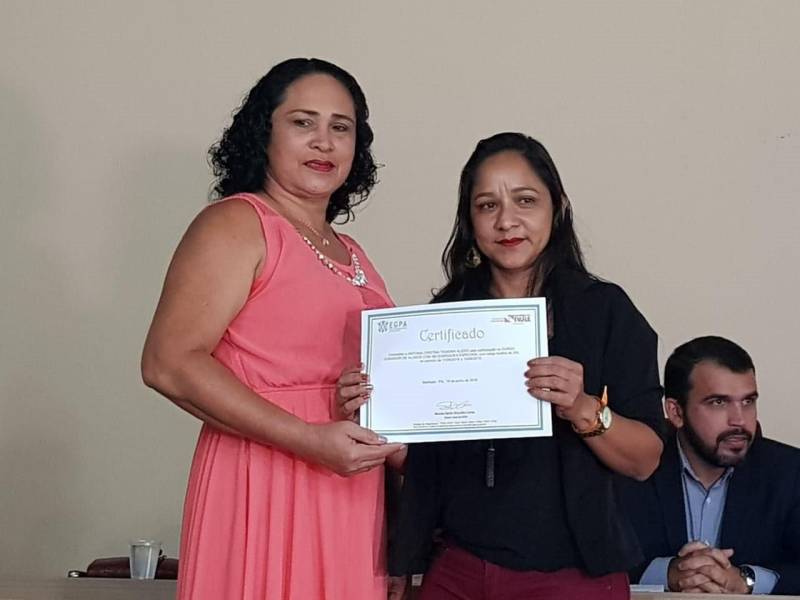 Mais de 300 servidores da Prefeitura Municipal de Marituba receberam (foto) na quarta-feira (20), a certificação dos cursos “Planejamento participativo na Escola”, “Coaching no Serviço Público” e “Cuidador de Alunos com Necessidades Especiais” promovidos pela Escola de Governança do Estado do Pará (EGPA).
FOTO: ASCOM / EGPA
DATA: 21.06.2018
BELÉM - PARÁ <div class='credito_fotos'>Foto: ASCOM EGPA | <a href='/midias/2018/originais/d0670d3f-7291-4951-9753-2217b97f074f.jpg' download><i class='fa-solid fa-download'></i> Download</a></div>