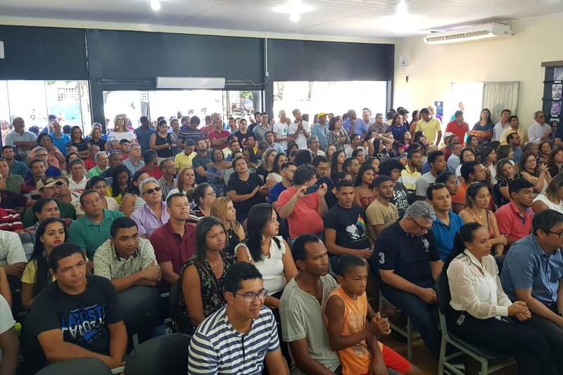 Neste domingo (20), o secretário regional de Governo do sudeste do Pará, Jorge Bittencourt, representando o governador do Estado, Simão Jatene, assinou convênio com a Prefeitura para a construção de uma nova câmara municipal de vereadores no município de Conceição do Araguaia. O investimento é de R$ 1.232.293,60, sendo R$ 332.293,60 de contrapartida do município.
FOTO: ASCOM CRGSP
DATA: 20.05.2018
CONCEIÇÃO DO ARAGUAIA - PARÁ <div class='credito_fotos'>Foto: ASCOM CRGSP | <a href='/midias/2018/originais/d06e2fb4-43b9-4df1-b7b5-10a3ba32f76a.jpg' download><i class='fa-solid fa-download'></i> Download</a></div>