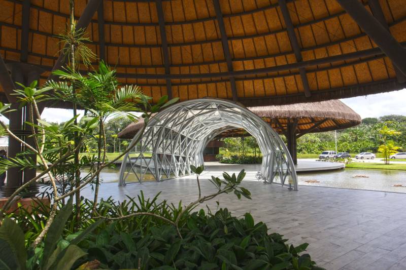 Bastante aguardado, o novo Parque Estadual do Utinga (PEUt) será reaberto ao público pelo Governo do Estado nos próximos dias 16 e 17 de março. Os serviços do mais importante espaço de preservação e estudo da biodiversidade dentro da Região Metropolitana de Belém serão oferecidos em caráter experimental. Na sexta-feira, a partir das 16h30, serão realizadas apresentações artísticas, com o Boi Veludinho, crianças do Pro Paz e a premiada Orquestra Sinfônica do Theatro da Paz. A apresentação será em um espaço ao ar livre e não será necessária a retirada de ingressos, por esse motivo, a recomendação é que o público chegue cedo, porque a entrada será fechada quando o espaço estiver lotado. No sábado, será realizada uma grande caminhada, a partir das 8 horas, com paradas para informações educativas sobre a fauna, flora e sobre os novos espaços. Por conta da grande quantidade de pessoas, incluindo crianças e idosos, o Corpo de Bombeiros recomendou e, a organização do evento acatou, a necessidade de se evitar durante a manhã do sábado o trânsito de veículos sobre rodas, como carros, bicicletas, skates e patins. Depois das 12 horas e durante todo o funcionamento do parque, a entrada e o uso por praticantes desta modalidade está completamente liberada no Parque. No domingo, o parque funciona normalmente ao público no horário de 5h30 às 17h, assim como nos outros dias, de segunda a segunda.
FOTO: IGOR BRANDÃO / AG PARÁ
DATA: 11.032018
BELÉM - PARÁ <div class='credito_fotos'>Foto: IGOR BRANDÃO / AG. PARÁ | <a href='/midias/2018/originais/d0719e4e-1e5e-4e47-87c5-faf0436811ee.jpg' download><i class='fa-solid fa-download'></i> Download</a></div>