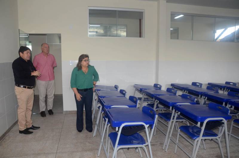 Como parte de um ciclo de empreendimentos visando fortalecer a aprendizagem na rede estadual de ensino, incrementado nesta gestão do governador Simão Jatene, a Secretaria de Estado de Educação (Seduc) entregou, neste sábado (29), a reforma e ampliação da Escola Estadual Agostinho de Moraes Oliveira, no Município de Inhangapi, no nordeste do Estado. As obras na Escola Agostinho Moraes de Oliveira foram viabilizadas mediante convênio entre o Governo do Estado e a Prefeitura Municipal. Orçados em mais de R$ 2 milhões, os serviços deram uma nova configuração para a unidade de ensino, para o atendimento de 420 estudantes que passam a dispor de modernas salas de aula, espaços para pesquisa e atividades monitoradas e outras instalações e equipamentos. Professores e servidores contam com bloco administrativo e espaços específicos para a rotina de trabalho. Na foto, a presença da secretária de Estado de Educação, Ana Claudia Hage.

FOTO: FERNANDO NOBRE / ASCOM SEDUC
DATA: 29.12.2018
INHANGAPI - PARÁ <div class='credito_fotos'>Foto: FERNANDO NOBRE/ASCOM SEDUC   |   <a href='/midias/2018/originais/d07bc886-bfe2-4e4e-870e-e62cdcb12f91.jpg' download><i class='fa-solid fa-download'></i> Download</a></div>