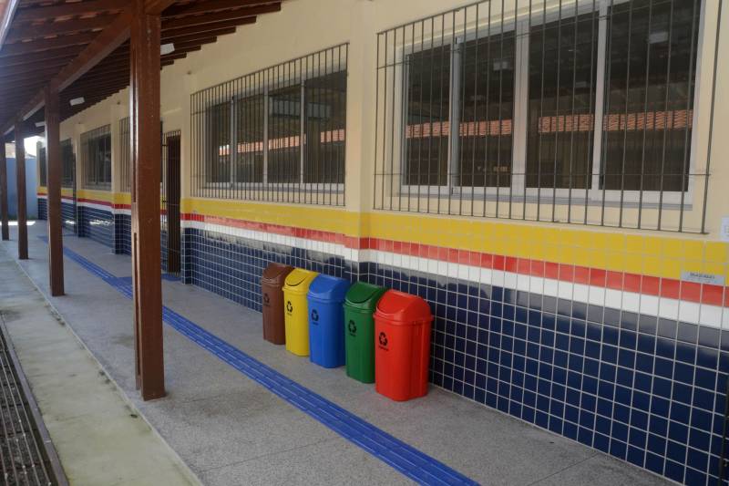 O Governo do Estado entregou, nesta quarta-feira (13), a obra da Escola Estadual de Ensino Fundamental e Médio Professora Consuelo Coelho de Souza (foto), localizada em Ananindeua.  A entrega à comunidade  foi presidida pela Secretária de Estado  de Educação, Ana Claudia Serruya Hage, que representou o Governador Simão Jatene. O evento reuniu os secretários adjuntos da Seduc, educadores, estudantes e  pessoas da comunidade 40 Horas. A escola foi integralmente reformada, ganhou três novas salas de aula e outros ambientes necessários ao funcionamento da administração e de atividades pedagógicas. Estão matriculados 785  alunos, sendo 230 alunos do Ensino Fundamental Maior e 555 do Ensino Médio. As aulas serão ministradas nos três turnos; duas turmas vão atender alunos  do Projeto Mundiar. A obra faz parte do Programa de Melhoria da Qualidade e Expansão da Educação Básica; foram investidos R$ 2,339 milhões de reais, oriundos do financiamento obtido pelo Governo do Estado junto ao Banco Interamericano de Desenvolvimento (BID).

FOTO: ELISEU DIAS / ASCOM SEDUC
DATA: 13.06.2018
BELÉM - PARÁ <div class='credito_fotos'>Foto: Eliseu Dias / Ascom Seduc   |   <a href='/midias/2018/originais/d084be93-1544-43cb-941a-9fda65d01a9c.jpg' download><i class='fa-solid fa-download'></i> Download</a></div>