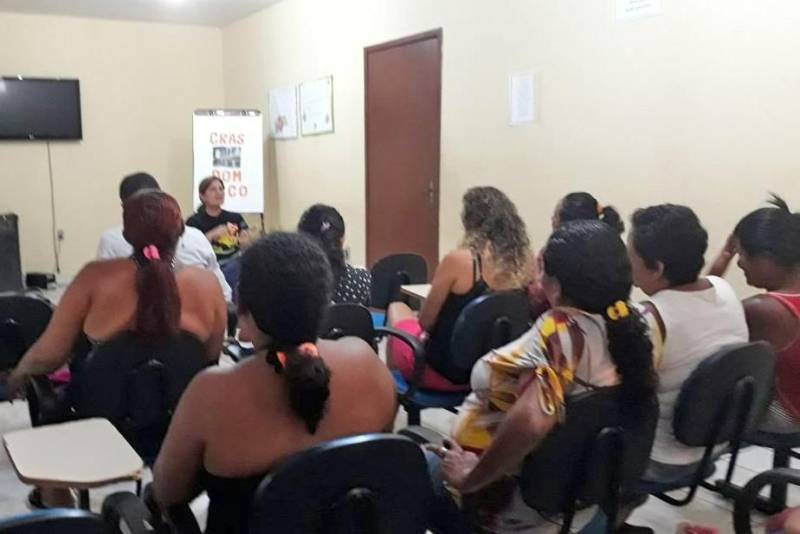 Uma agenda de atividades, que inclui oficinas e cursos (foto) de reaproveitamento de alimentos, faz parte do Programa de Assistência Técnica e Extensão Rural (Proater). Promovida pela Empresa de Assistência Técnica e Extensão Rural do Estado do Pará (Emater-Pará), em diversas comunidades da Região Metropolitana de Belém (RMB), a agenda é executada pela técnica em segurança alimentar e nutricional, Gilma Silva, especialista em alimentação alternativa, com ênfase no aproveitamento integral de alimentos. A agenda deste mês teve início no dia 3, com uma reunião no Centro de Referência em Assistência Social (Cras) Dom Zico. Na ocasião, 16 participantes, todos sem renda, conheceram os trabalhos da Emater e solicitaram o curso de reaproveitamento de alimentos. No dia 18 deste mês, 19 participantes do curso oferecido aprenderam a preparar arroz enriquecido e suco refrescante.
FOTO: ASCOM / EMATER
DATA: 22.04.2018
BELÉM - PARÁ <div class='credito_fotos'>Foto: ASCOM EMATER | <a href='/midias/2018/originais/d08b6f32-59af-4b1e-8eb3-9caa7898d4b9.jpg' download><i class='fa-solid fa-download'></i> Download</a></div>
