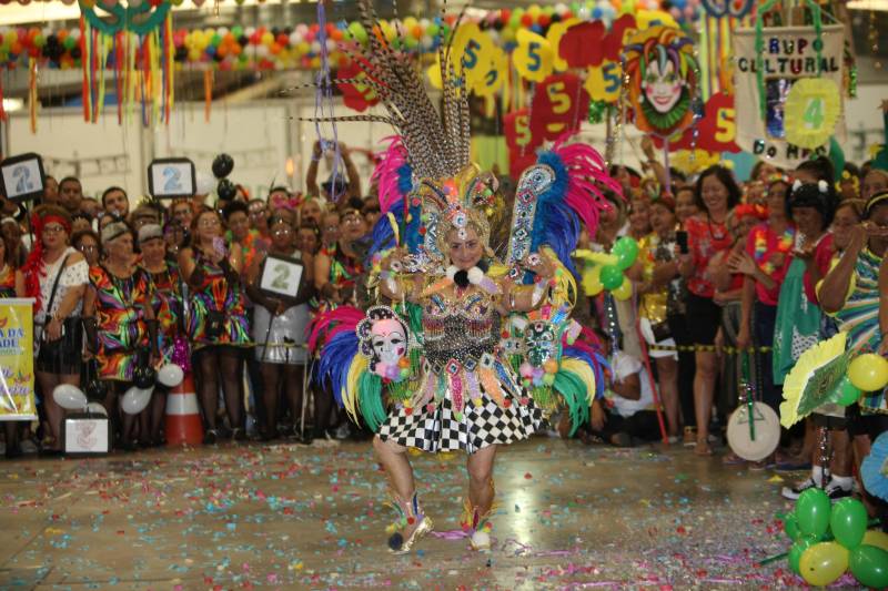 Mais de quatro mil idosos caíram na folia na tarde desta quarta-feira (7), durante o 18° Baile Carnavalesco da Melhor Idade, do projeto Vida Ativa, executado pela Secretaria de estado de Esporte e Lazer (Seel). Uma das grandes atrações foi o concurso que escolheu a “Rainha das Rainhas” da terceira idade, título que este ano ficou com a candidata Lindaura Cardoso, de 63 anos.
FOTO: CARLOS SODRÉ / AG. PARÁ
DATA: 07.02.2018
BELÉM - PARÁ <div class='credito_fotos'>Foto: CARLOS SODRÉ / AG. PARÁ | <a href='/midias/2018/originais/d08ea07f-751f-4891-a8d5-ef4a60558f66.jpg' download><i class='fa-solid fa-download'></i> Download</a></div>