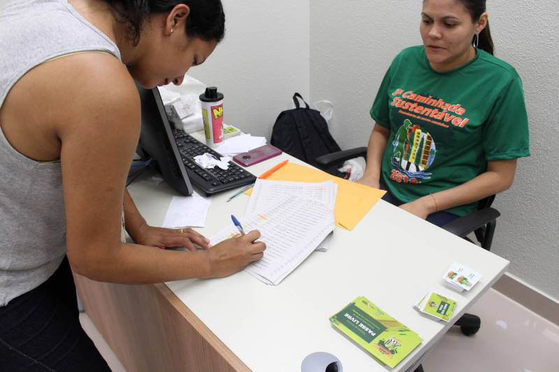 Os inscritos na 3ª caminhada sustentável “Descoberta de Novos Caminhos” começaram a receber os kits contendo camisetas, vale lanche, tickets de eco copo e ainda o passe livre para o estacionamento do Parque Ambiental do Utinga, onde vai ocorrer a atividade física neste sábado (9), com início às 6h.
FOTO: ASCOM SEMAS
DATA: 08.06.2018
BELÉM - PARÁ <div class='credito_fotos'>Foto: ASCOM SEMAS | <a href='/midias/2018/originais/d0927401-b368-4b45-b8f8-94a7f3a5a0a1.jpg' download><i class='fa-solid fa-download'></i> Download</a></div>