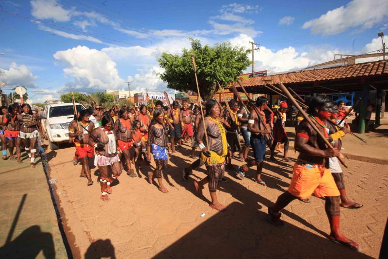 Uma caminhada pelas principais ruas de São Félix do Xingu foi o ponto alto da programação da Semana dos Povos Indígenas nesta quarta-feira (18). Os índios se concentraram em frente à Secretaria Municipal de Cultura, entoando cantos de guerra e dançando na luta por direitos. Uma das principais reivindicações é a retomada de territórios e a gestão ambiental dessas áreas. Durante a passeata, caciques se revezavam proferindo palavras de ordem, enquanto todos seguiam em cadência rumo à Praça do Triângulo, onde ocorre grande parte das atividades. A passeata foi também um protesto contra a exoneração de Franklimberg Ribeiro de Freitas da presidência da Fundação Nacional do Índio (Funai). Ele teria sido demitido pelo presidente Michel Temer a pedido de deputados da bancada ruralista, em Brasília.
FOTO: RODOLFO OLIVEIRA / AG. PARÁ
DATA: 18.04.2018
SÃO FÉLIX DO XINGU - PARÁ <div class='credito_fotos'>Foto: Rodolfo Oliveira/Ag. Pará | <a href='/midias/2018/originais/d096f5f8-273c-40c0-8120-43d8d41746c5.jpg' download><i class='fa-solid fa-download'></i> Download</a></div>