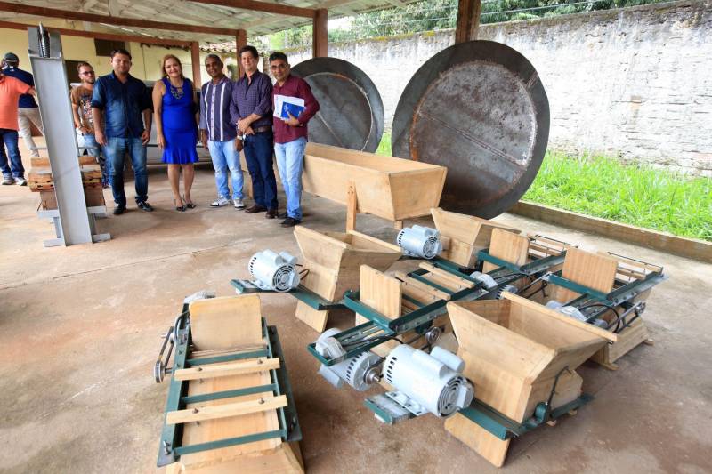 Com o propósito de fortalecer o trabalho do pequeno agricultor, o Governo do Pará, por meio da Secretaria de Estado de Desenvolvimento Agropecuário e da Pesca (Sedap), entregou mais de R$ 4 milhões em equipamentos e veículos agrícolas a 36 municípios. Patrulhas mecanizadas, motocicletas, grades aradoras, caminhões, veículos tipo passeio, rabetas, casas de farinha completas (foto) e roçadeiras estão entre os equipamentos que vão ajudar no desenvolvimento da agricultura familiar.
FOTO: RODOLFO OLIVEIRA / AG. PARÁ
DATA: 13.05.2018
BELÉM - PARÁ <div class='credito_fotos'>Foto: Rodolfo Oliveira/Ag. Pará | <a href='/midias/2018/originais/d098d3ff-f454-43e3-be75-c4e5740408b6.jpg' download><i class='fa-solid fa-download'></i> Download</a></div>
