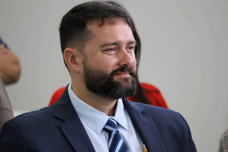 Representantes de organizações sociais, do Conselho Estadual dos Direitos da Pessoa com Deficiência, de órgãos estaduais e do Ministério Público do Pará visitaram as obras do Centro Integrado de Inclusão e Reabilitação (CIIR), em Belém. “Inicialmente o atendimento vai ser feito conforme o fluxo de regulação estadual, de acordo com as metas estabelecidas no contrato com o instituto. Os usuários virão encaminhados pela Sespa”, explicou José Neto (foto), diretor do CIIR.
FOTO: THALITA GARCIA / ASCOM INDSH
DATA: 21.03.2018
BELÉM - PARÁ <div class='credito_fotos'>Foto: THALITA GARCIA / ASCOM INDSH | <a href='/midias/2018/originais/d0a2e7aa-99b8-4864-875c-462b2d887bdc.jpg' download><i class='fa-solid fa-download'></i> Download</a></div>