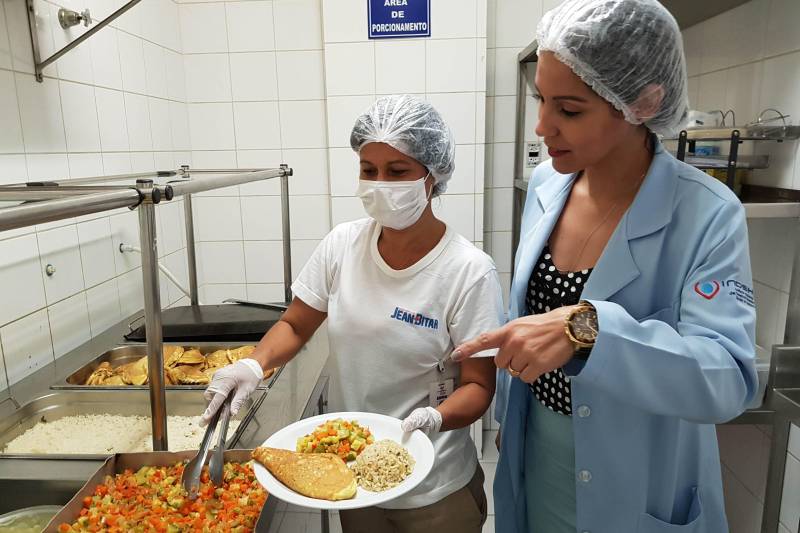 Referência no Sistema Único de Saúde (SUS) no estado para tratamento da obesidade, o Hospital Jean Bitar (HJB) investe na capacitação profissional voltada para prevenção de doenças, inclusive, com orientação clínica do Serviço de Nutrição e Dietética (SND), que alerta para a importância de maior consumo de alimentos naturais, os não industrializados, minimamente processados, sem corantes artificiais, conservantes, aromatizantes e outros aditivos químicos. Segundo a responsável técnica pelo SND, a nutricionista Natália Faria (foto), atualmente, é grande a procura da população por produtos industrializados, que passam por várias etapas de processamento, até chegar ao produto final.
FOTO: ASCOM HJB
DATA: 06.03.2018
BELÉM - PARÁ <div class='credito_fotos'>Foto: ASCOM HJB | <a href='/midias/2018/originais/d0b24236-c571-4aea-bcf8-79fe6a813c5f.jpg' download><i class='fa-solid fa-download'></i> Download</a></div>