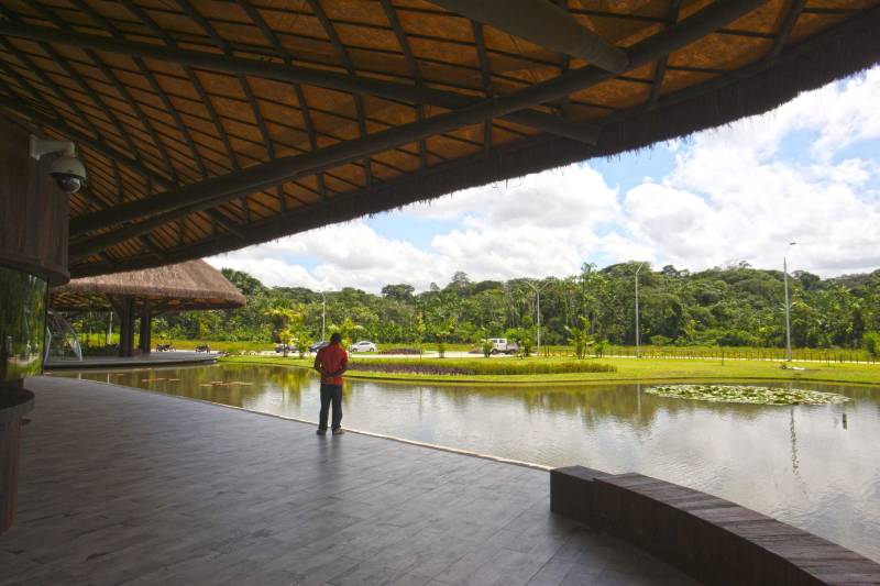 Bastante aguardado, o novo Parque Estadual do Utinga (PEUt) será reaberto ao público pelo Governo do Estado nos próximos dias 16 e 17 de março. Os serviços do mais importante espaço de preservação e estudo da biodiversidade dentro da Região Metropolitana de Belém serão oferecidos em caráter experimental. Na sexta-feira, a partir das 16h30, serão realizadas apresentações artísticas, com o Boi Veludinho, crianças do Pro Paz e a premiada Orquestra Sinfônica do Theatro da Paz. A apresentação será em um espaço ao ar livre e não será necessária a retirada de ingressos, por esse motivo, a recomendação é que o público chegue cedo, porque a entrada será fechada quando o espaço estiver lotado. No sábado, será realizada uma grande caminhada, a partir das 8 horas, com paradas para informações educativas sobre a fauna, flora e sobre os novos espaços. Por conta da grande quantidade de pessoas, incluindo crianças e idosos, o Corpo de Bombeiros recomendou e, a organização do evento acatou, a necessidade de se evitar durante a manhã do sábado o trânsito de veículos sobre rodas, como carros, bicicletas, skates e patins. Depois das 12 horas e durante todo o funcionamento do parque, a entrada e o uso por praticantes desta modalidade está completamente liberada no Parque. No domingo, o parque funciona normalmente ao público no horário de 5h30 às 17h, assim como nos outros dias, de segunda a segunda.
FOTO: IGOR BRANDÃO / AG PARÁ
DATA: 11.032018
BELÉM - PARÁ <div class='credito_fotos'>Foto: IGOR BRANDÃO / AG. PARÁ | <a href='/midias/2018/originais/d0b8e1da-ebf4-49f4-ac61-23d00b1de896.jpg' download><i class='fa-solid fa-download'></i> Download</a></div>