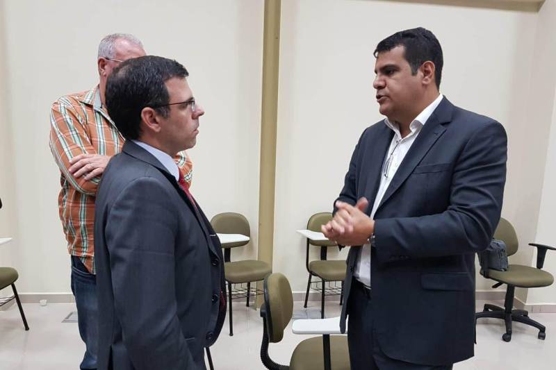 A criação de um patrulhamento rural, com a missão de oferecer mais segurança no campo, é uma das ações que serão postas em prática pelo governo do Estado no Sul e Sudeste do Pará, em atendimento a uma das demandas apresentadas por representantes dos sindicatos de produtores rurais e prefeitos da região, em reunião realizada na tarde de quarta-feira (28), no Carajás Centro de Convenções, em Marabá. O encontro resultou da intermediação do Centro Regional de Governo do Sudeste do Pará com a Secretaria de Estado de Segurança Pública e Defesa Social, em parceria com a Associação dos Municípios do Araguaia, Tocantins e Carajás (Amat). Os produtores puderam expor demandas para os secretários de Segurança Pública e Defesa Social, Luiz Fernandes, e Regional de Governo, Jorge Bittencourt (foto). O comandante Regional de Policiamento em Marabá, coronel Mauro Sérgio, e o delegado-geral de Polícia Civil, Rilmar Firmino também participaram da reunião.
FOTO: KÉLIA SANTOS / ASCOM CRGSP
DATA: 29.03.2018
MARABÁ - PARÁ <div class='credito_fotos'>Foto: KÉLIA SANTOS / ASCOM CRGSP | <a href='/midias/2018/originais/d0c50229-f331-4e9b-9fc6-4cae6b05683f.jpg' download><i class='fa-solid fa-download'></i> Download</a></div>