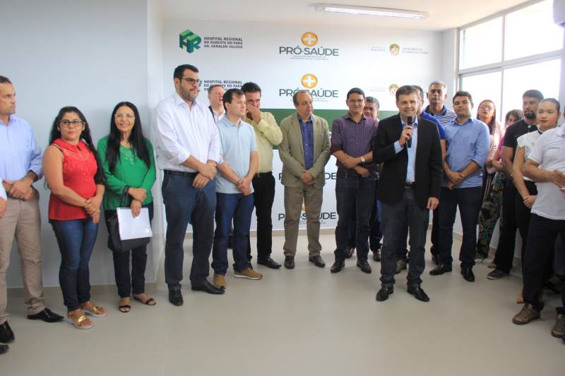 Hospital Regional de Marabá amplia serviço para atender pacientes com insuficiência renal Neste sábado, 8/12, o serviço de hemodiálise foi ampliado no sudeste do Pará, com a entrega do primeiro bloco do projeto de reforma e ampliação do Hospital Regional do Sudeste do Pará - Dr. Geraldo Veloso (HRSP), em Marabá (PA). Com mais de 900 metros quadrados construídos, três andares e mais de R$ 5 milhões investidos em sua construção e aquisição de equipamentos, o prédio abrigará além de 20 máquinas de hemodiálise, a área administrativa e o Centro de Ensino e Pesquisa, o que amplia a vocação da Unidade que passa a ser um centro formador de profissionais da saúde na região. A cerimônia de entrega reuniu autoridades como o secretário de Estado de Saúde Pública do Pará, Vitor Mateus, o prefeito de Marabá, Sebastião Miranda Filho, o presidente da Câmara Municipal de Marabá, Pedro Corrêa, o diretor Operacional da Pró-Saúde Associação Beneficente de Assistência Social e Hospitalar no Pará, Rogério Kuntz, e o diretor Hospitalar da Unidade, Valdemir Girato (ao microfone), além de representantes dos 22 municípios de abrangência do Hospital. 

FOTO: RODOLFO OLIVEIRA / AG. PARÁ
DATA: 08.12.2018
MARABÁ - PARÁ <div class='credito_fotos'>Foto: Rodolfo Oliveira/Ag. Pará   |   <a href='/midias/2018/originais/d0c76c22-8633-4415-9e9c-99e290a33321.jpg' download><i class='fa-solid fa-download'></i> Download</a></div>