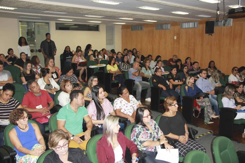 Profissionais que trabalham na Fundação de Atendimento Socioeducativo do Pará (Fasepa) participaram nesta sexta-feira (06), na Escola de Governança Pública do Estado do Pará (EGPA), em Belém, do último dia do encontro Diálogo Temático: “Construindo Novos Parâmetros Técnicos na Socioeducação”, que buscou sistematizar as diretrizes metodológicas do atendimento socioeducativo e reavaliar fluxos de trabalho, para ampliar a qualidade do atendimento socioeducativo. O evento contou com a participação de todos os representantes que atuam nas unidades socioeducativas da Região Metropolitana de Belém, de Marabá (na região sudeste) e Santarém (no oeste). A partir de algumas dinâmicas, os profissionais socializaram desafios e propuseram diferentes possibilidades na mediação e resolução de conflitos dentro das especialidades de cada um, seja em internação, internação provisória e semiliberdade. Após o encontro, um guia técnico será elaborado e vai nortear alguns procedimentos pedagógicos, visando melhorar os indicadores do atendimento socioeducativo no Estado.
FOTO: FRANKLIN SALVADOR / ASCOM FASEPA
DATA: 06.04.2018
BELÉM - PARÁ <div class='credito_fotos'>Foto: FRANKLIN SALVADOR / ASCOM FASEPA | <a href='/midias/2018/originais/d0cabd8d-e848-4007-82ab-080ddfe0a8cd.jpg' download><i class='fa-solid fa-download'></i> Download</a></div>