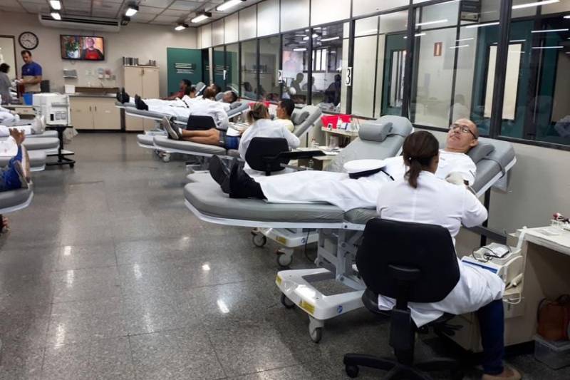 Desde esta terça-feira, dia 5, até a próxima sexta-feira, o Comando do 4º Distrito Naval da Marinha do Brasil realiza campanha de doação de sangue na sede da Fundação Centro de Hemoterapia e Hematologia do Pará (Hemopa), em Belém. Durante os quatro dias, cerca de 420 militares devem participar da iniciativa, que representa uma ajuda e tanto para o estoque de sangue do hemocentro.

FOTO: ASCOM HEMOPA
DATA: 05.06.2018
BELÉM - PARÁ <div class='credito_fotos'>Foto: Ascom Hemopa   |   <a href='/midias/2018/originais/d0cafaf6-6fe5-41e0-870c-d21b905174c3.jpg' download><i class='fa-solid fa-download'></i> Download</a></div>